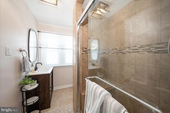 Building Photo - 227 E Hathaway Ln