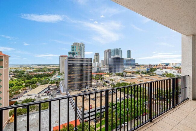 Building Photo - 300 Beach Dr NE