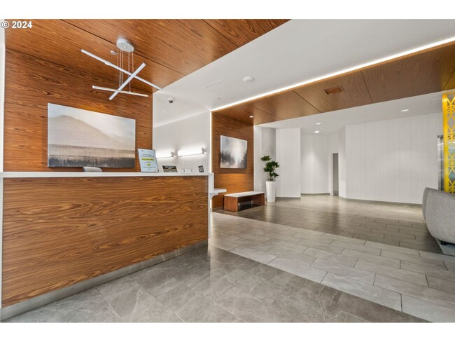 Building Photo - Spacious Portland Plaza Condo with Washer/...