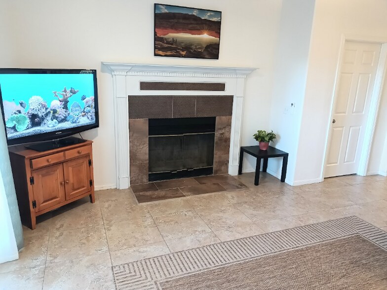 Building Photo - 1620 1/4 York Dr