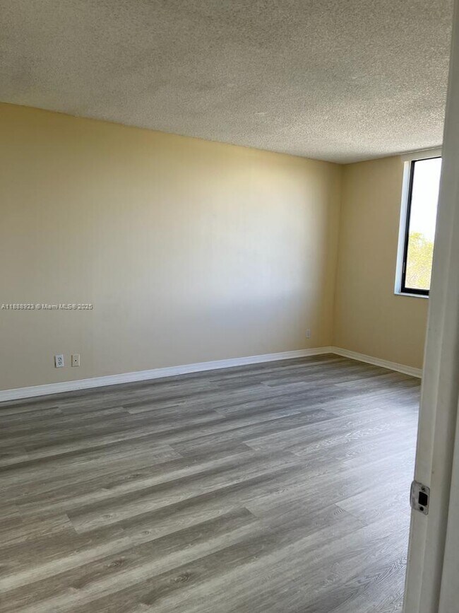 Building Photo - 901 Hillcrest Dr