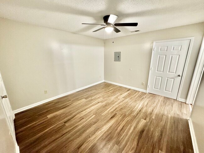 Building Photo - 7312 Country Side Rd