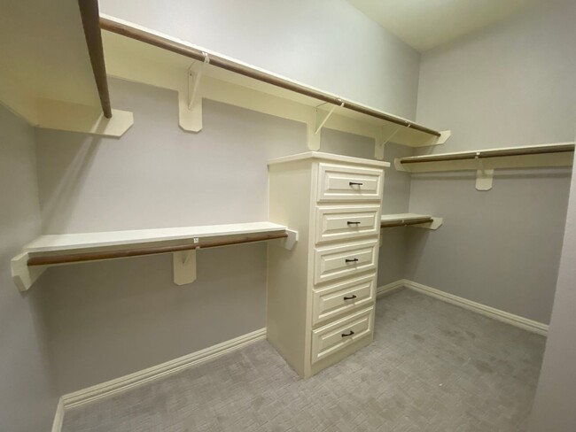 Building Photo - Two Bedroom, 3 level Condo in Oak Lawn