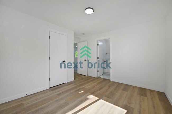Building Photo - 215 S 107th St