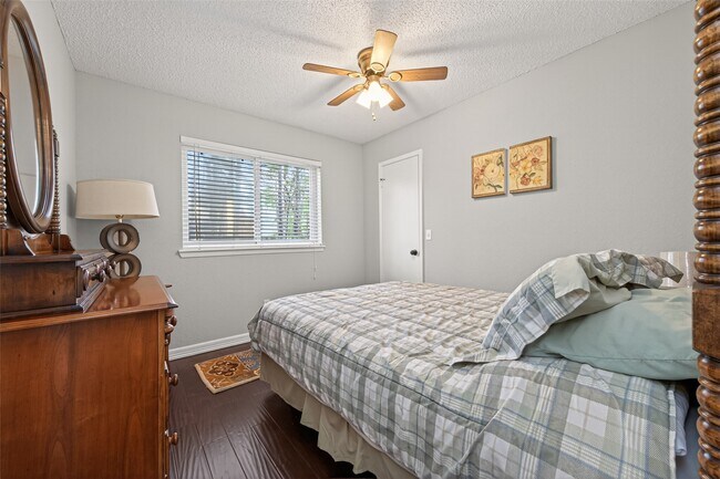 Building Photo - 35 Sheep Meadow Pl