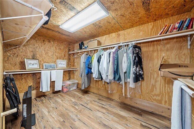 Building Photo - 5281 Laurel Ln