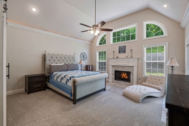 Building Photo - Luxury Living