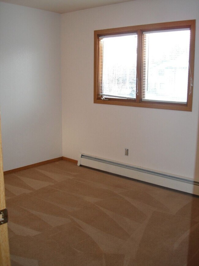 Building Photo - Great Sunny upstairs 2bed with washer&dryer