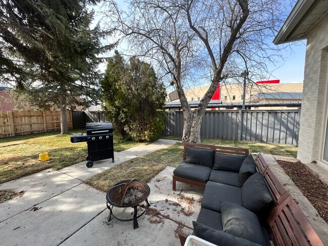 Building Photo - 1647 E Woodland Ave