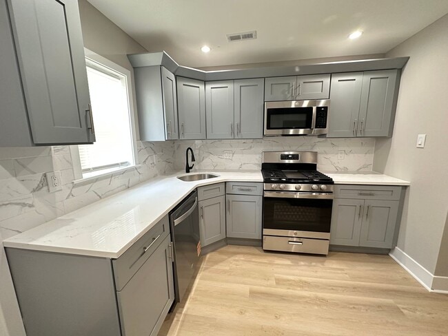 Building Photo - 2 bedrooms 1.5 bathroom House in South Phi...