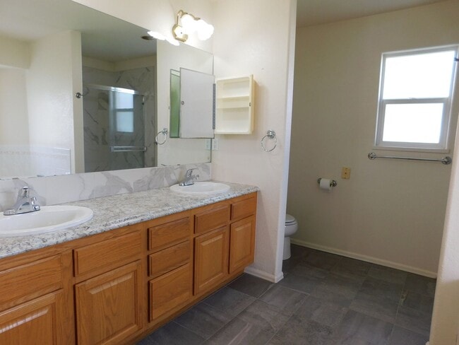 Building Photo - Spacious in Shadowbrook Sub-division