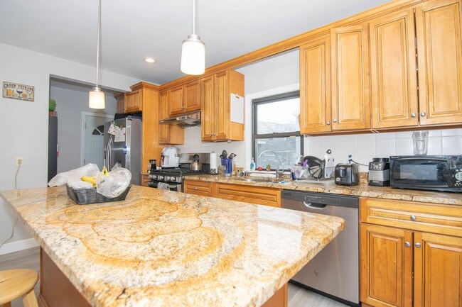 Building Photo - Renovated 4-Bed / 2-Bath in Allston | In-Unit Laundry | 9/1