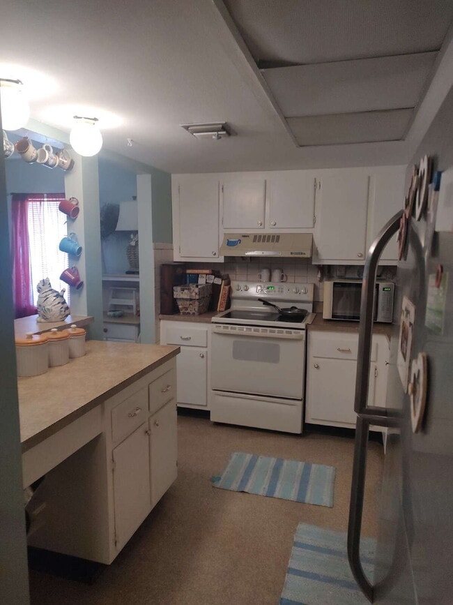 Building Photo - "Charming 1-Bedroom Condo in a 55+ Community."