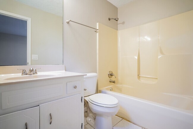 Building Photo - 2704 Knob Ct