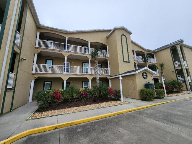 Building Photo - Beautiful 2/2 Bouchelle Condo with private garage