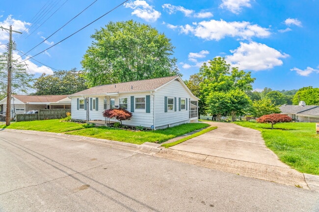 Primary Photo - 102 Victoria Rd