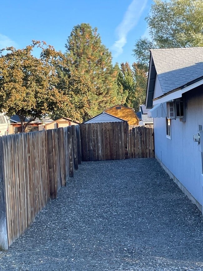 Building Photo - 3 Bedroom / 2 Bathroom Home in SW Redmond - PENDING APPLICATION