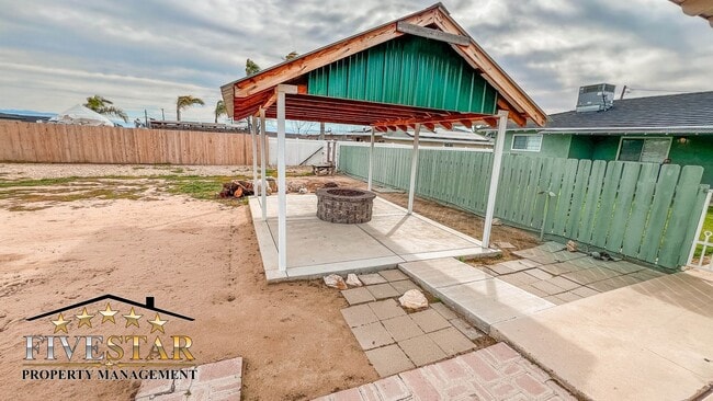 Building Photo - 709 Park Dr