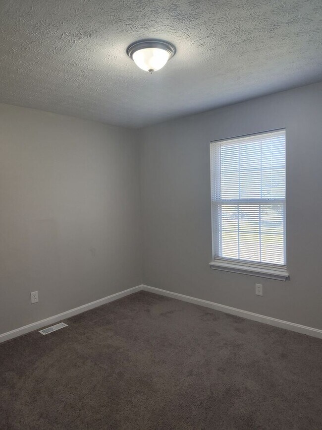 Building Photo - Charming 5-bed, 2.5-bath available in Rine...