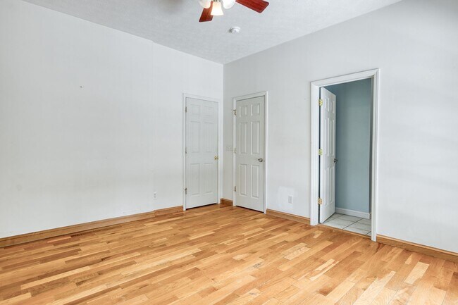 Building Photo - 5 to 8 Bedrooms. Pet Friendly.