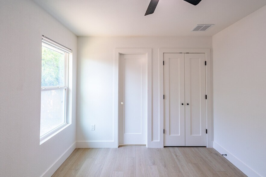 Building Photo - 1142 Mansell Ave