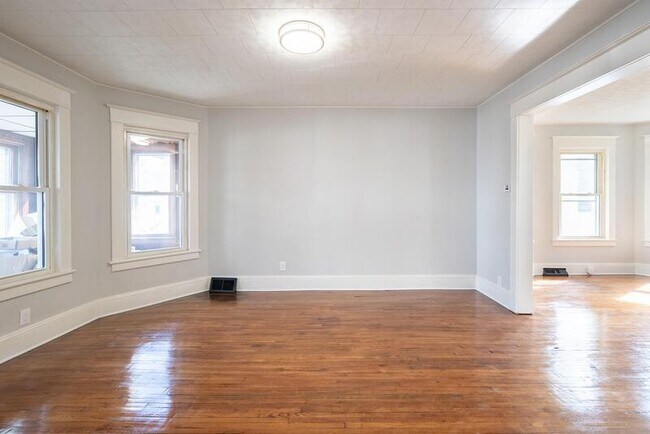 Building Photo - 207 7th Ave