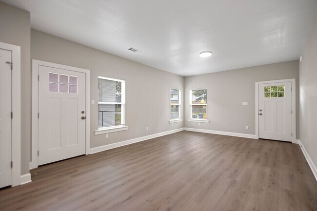 Building Photo - 5703 Valley Dr