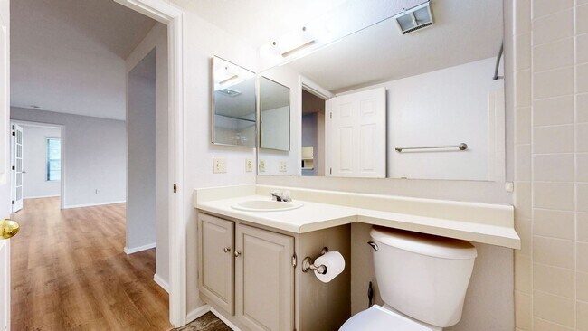 Building Photo - Adorable 2beds/2baths w/2 Parking spaced Included Available Now