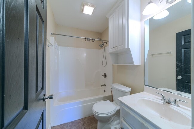 Building Photo - 12 Forest Dr