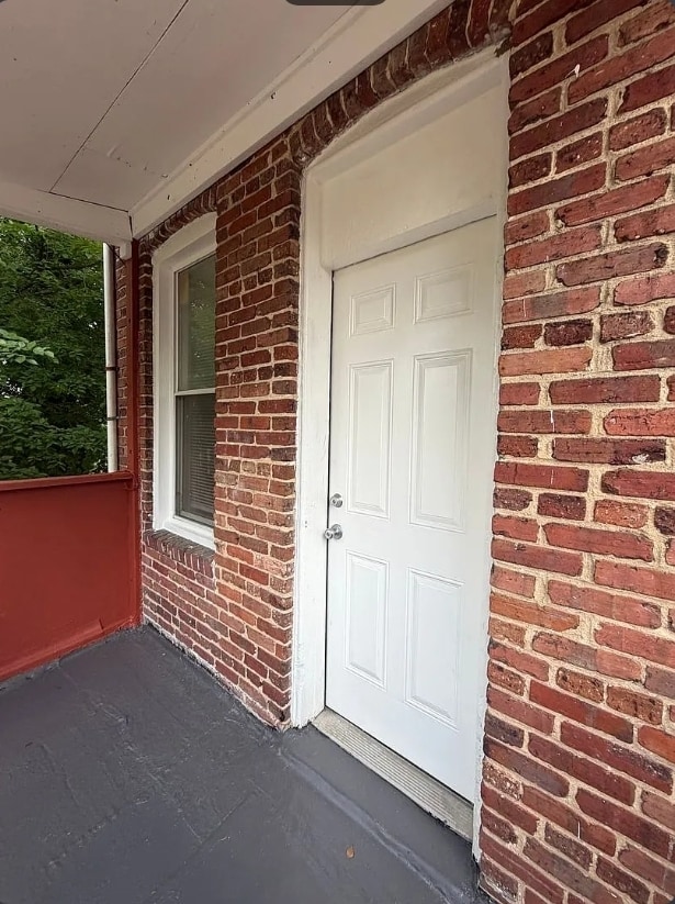 Building Photo - 4 Bedroom with 3 Bathrooms