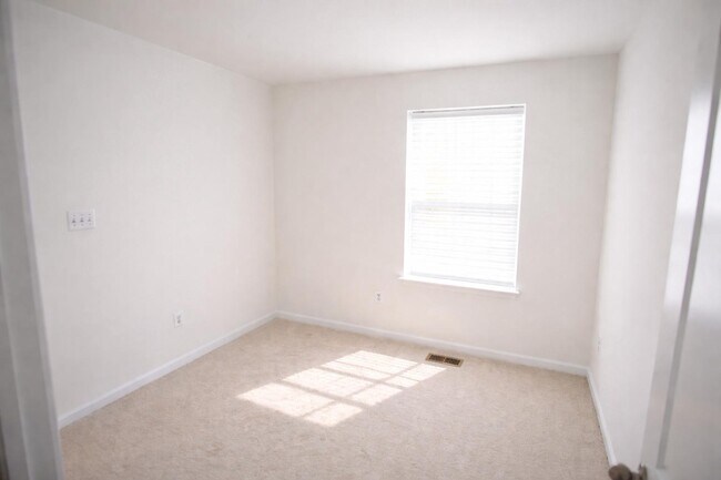 Building Photo - 117 WYTHE Way