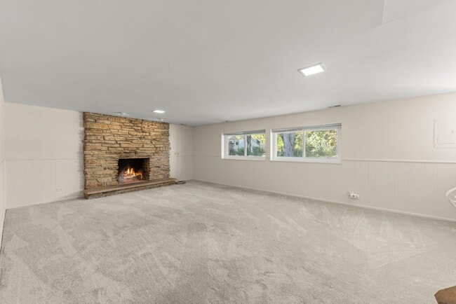 Building Photo - 345 Green Valley Dr