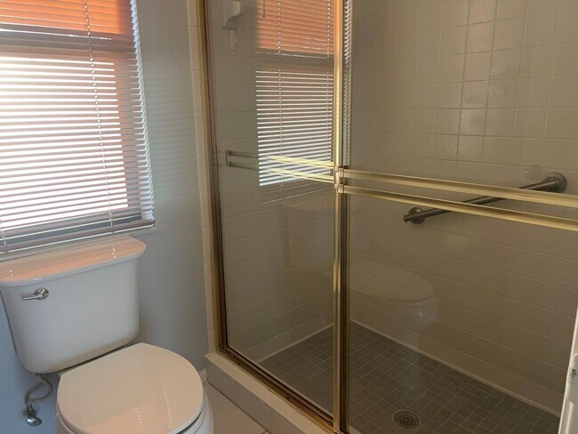 Building Photo - Lovely Lakefront Pinebrook South Home for Annual Rental