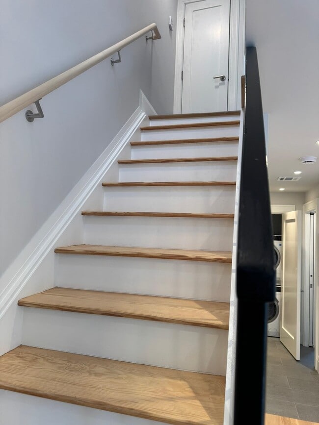 Building Photo - 625 Court St