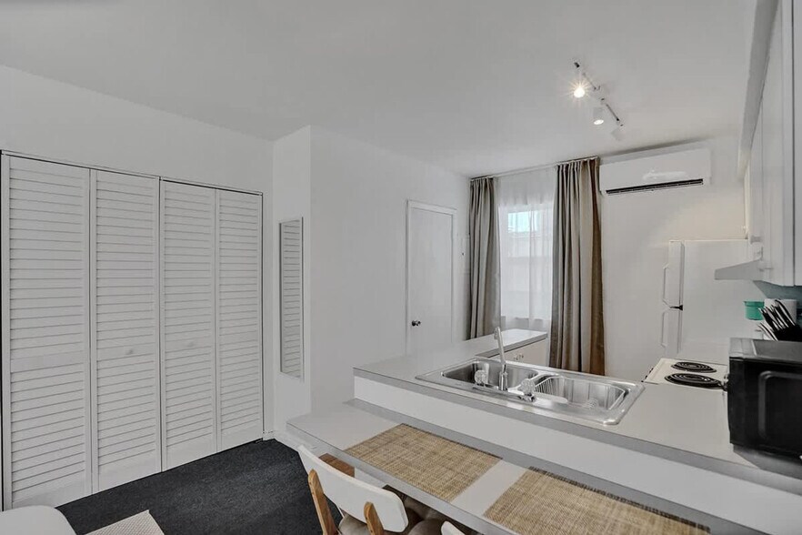 Building Photo - 851 N Surf Rd