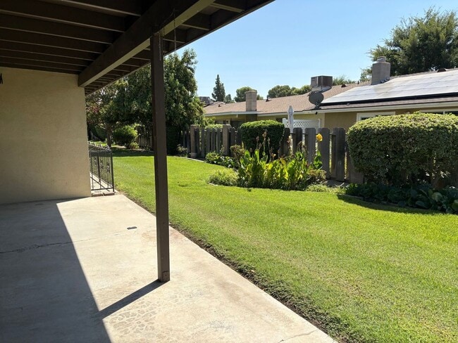 Building Photo - 2-Bed, 2-Bath Condo in Bakersfield | Garag...