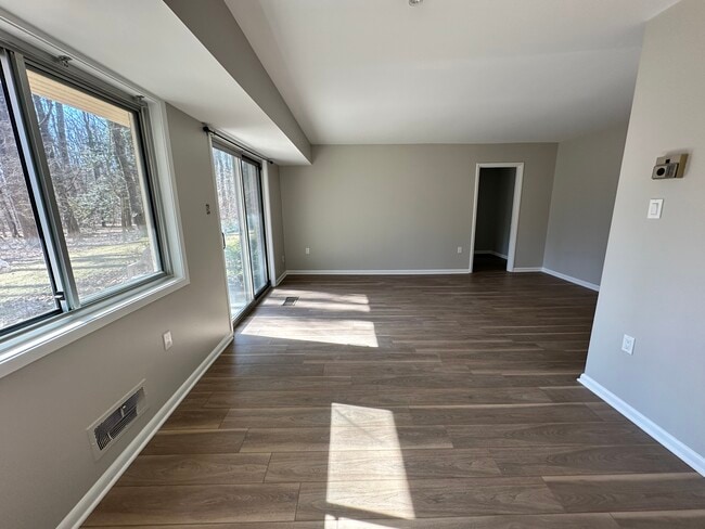 Building Photo - 10619 Weymouth St