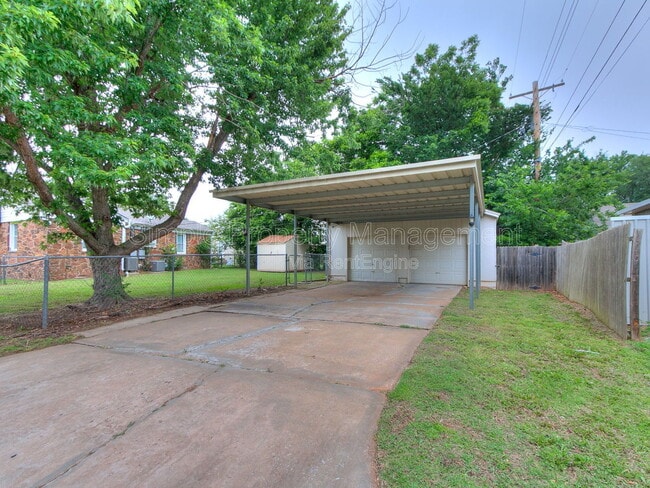 Building Photo - 810 N Marshall Dr