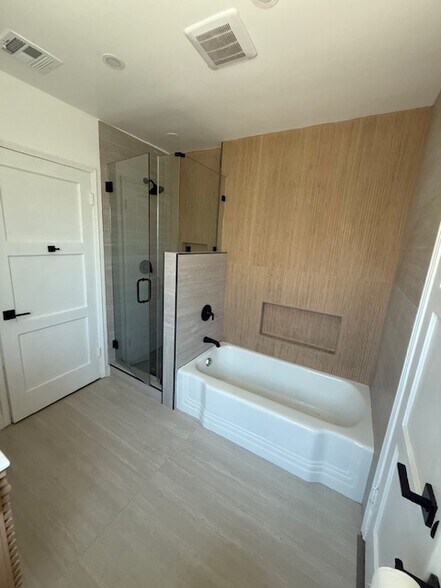 Bathroom - 2400 Greenfield Ave