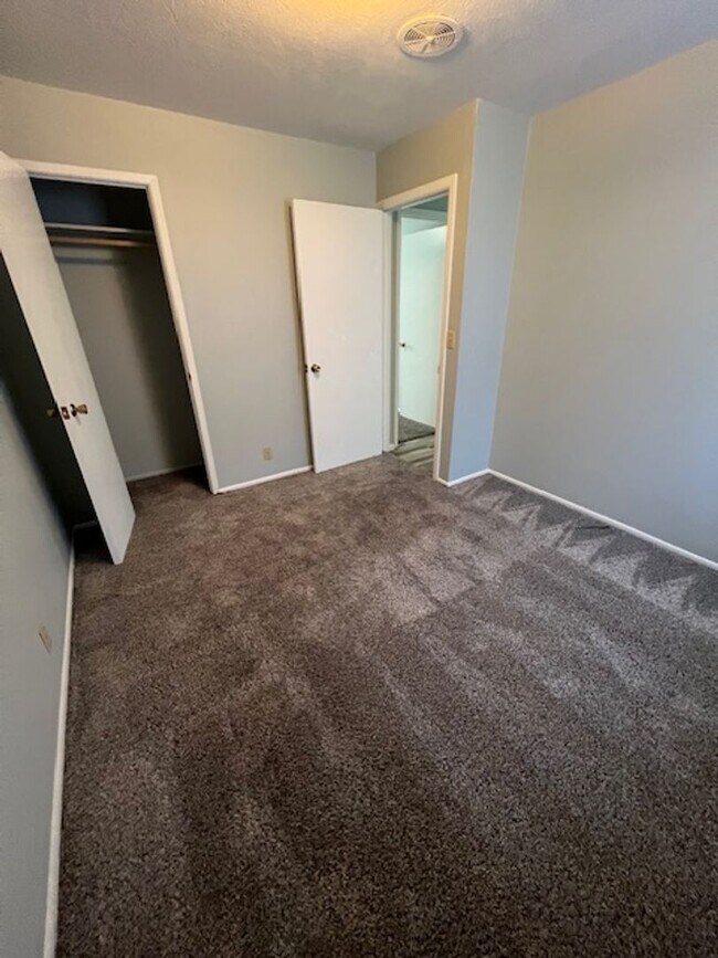 Building Photo - Spacious 4 Bedroom Duplex!!