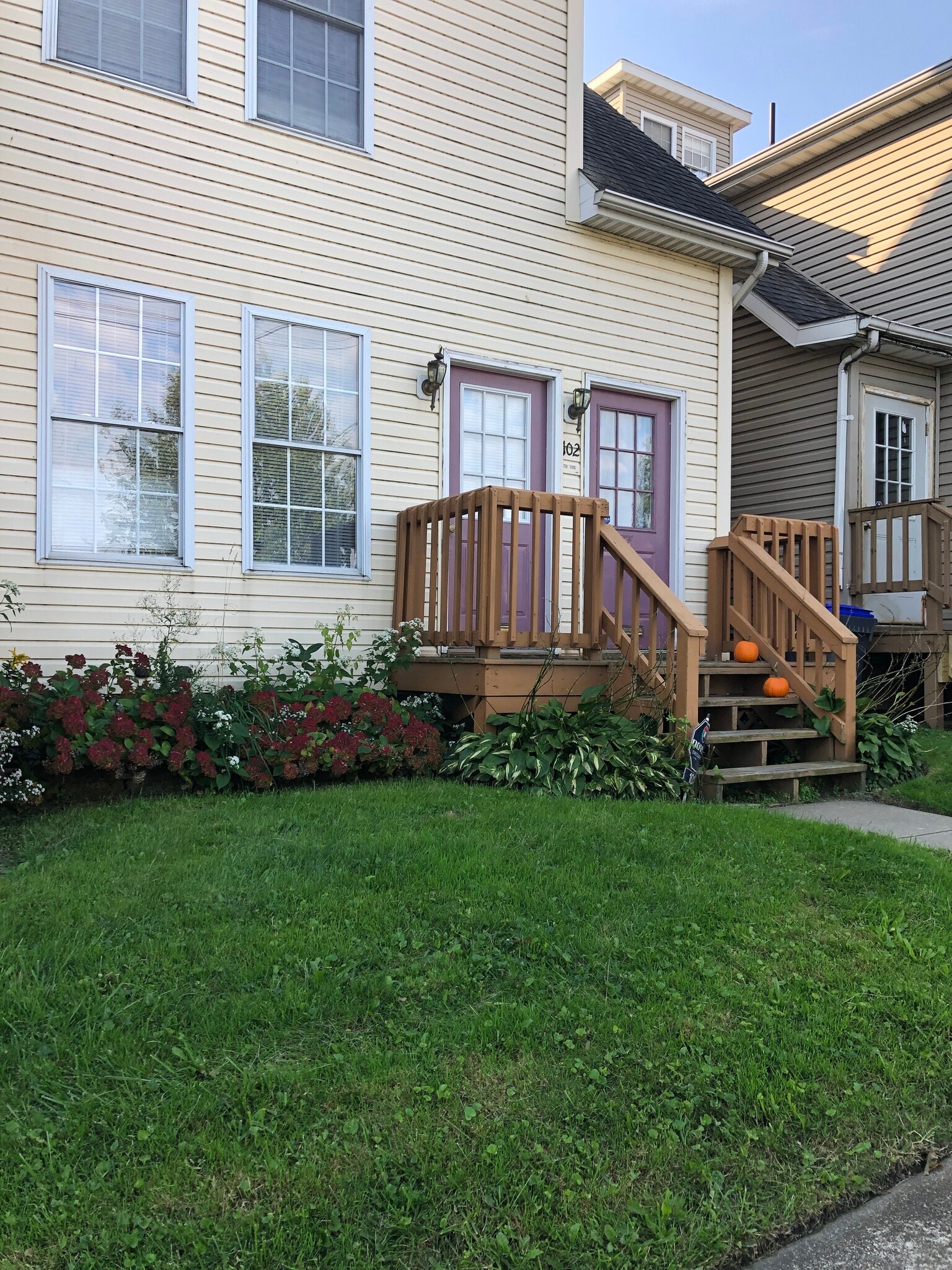 Building Photo - 102 Parade St