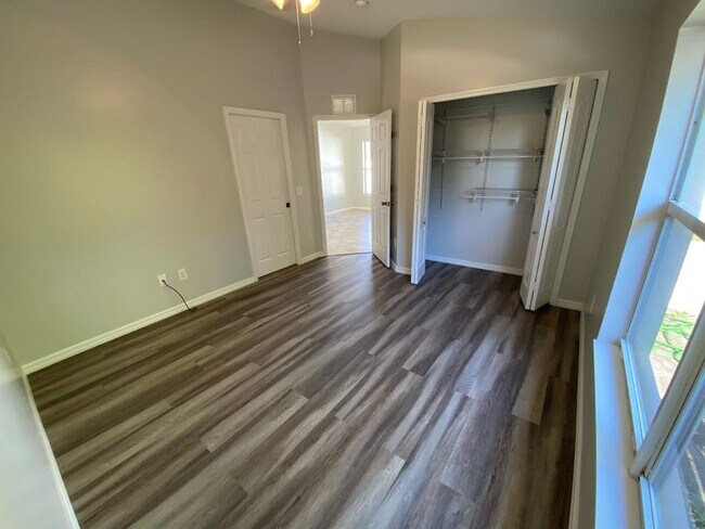 Building Photo - 2 Bed 2 Bath Duplex in San Carlos Park