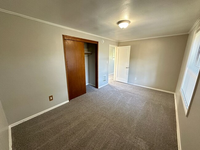 Building Photo - Freshly Updated & Move-In Ready