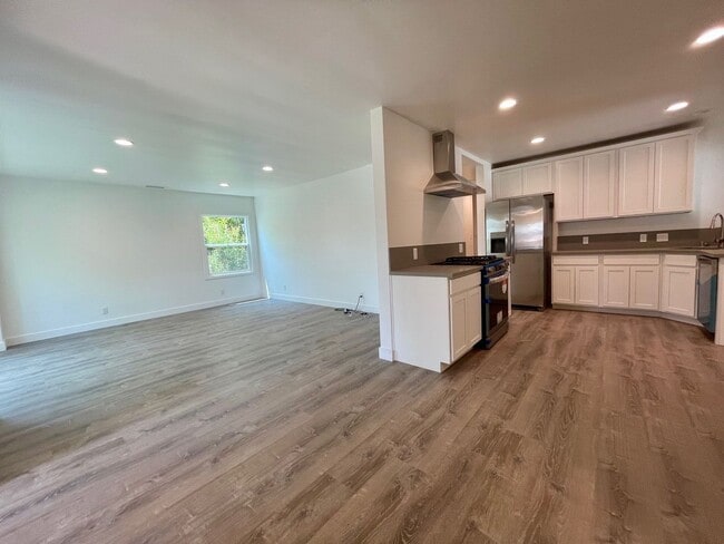 Building Photo - Fully Remodeled 4 Bedroom 2.5 Bathroom in ...