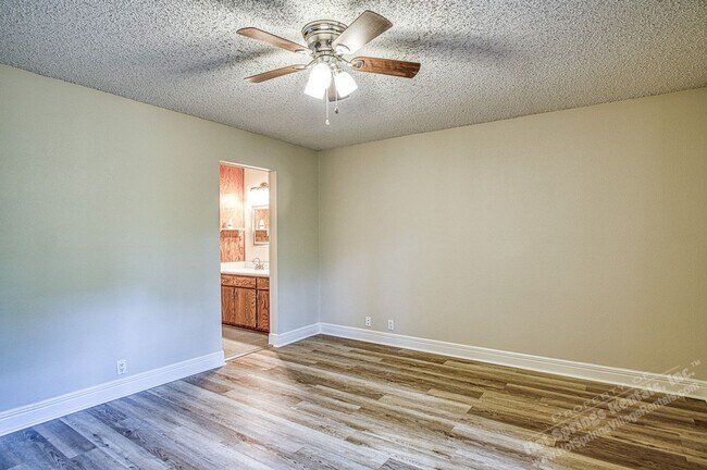 Building Photo - West Gate Area | LaCoruna Courts| Townhome | Unfurnished