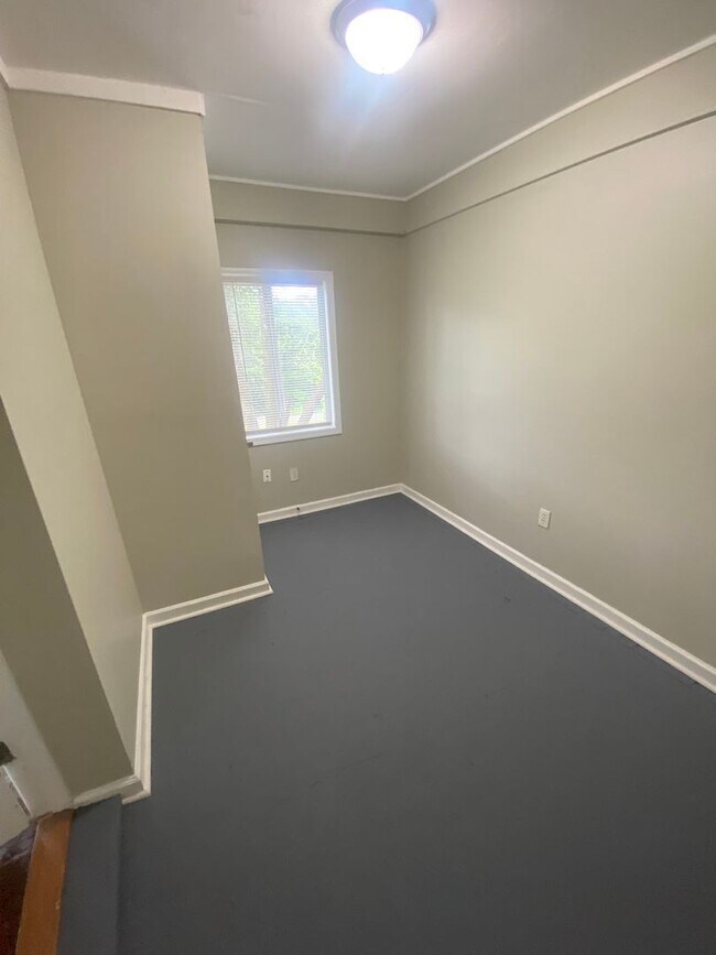 Building Photo - **ON HOLD**3 Bedroom / 1 Bathroom Home for...