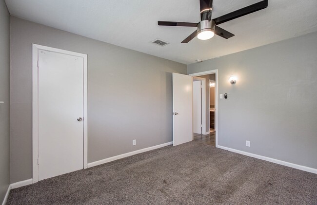 Building Photo - 9410 Highmeadow Dr