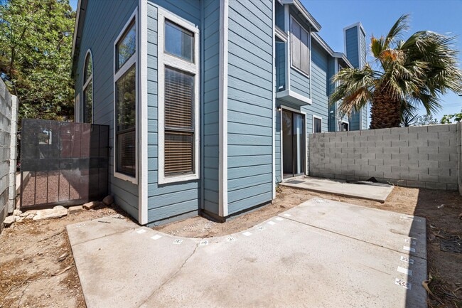 Building Photo - Centrally located Townhome/Fenced Yard