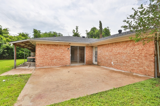 Building Photo - 3 bedroom 1.5 bathroom now available.