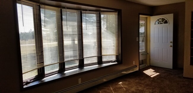 Building Photo - Large 2+ Bedroom home with a country setting